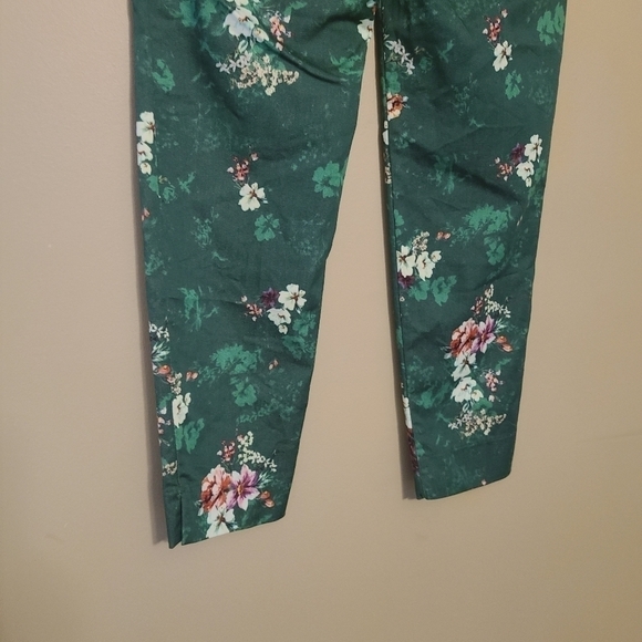 H&M | Women's Green Floral Pull-on Style Straight Ankle Pants (Size 8) - Picture 13 of 15